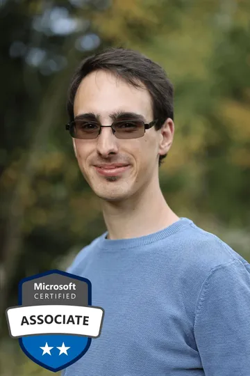 Phillip Seefeld mit Microsoft-Certified-Associate-Abzeichen